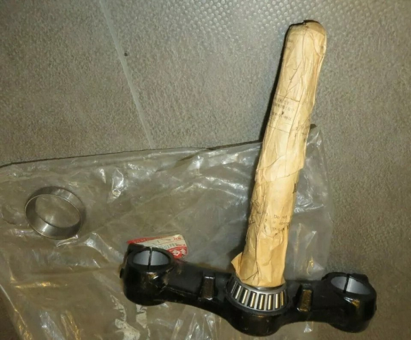 Suzuki Gabeljoch komplett mit Lager GS550 E GSX550 Steering Stem Original